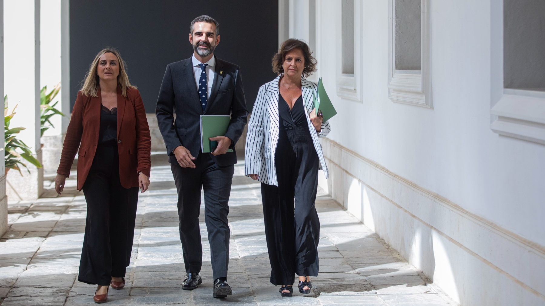 Los consejeros de la Junta Ramón Fernández-Pacheco, Catalina García (d) y Marifrán Carazo (EUROPA PRESS).
