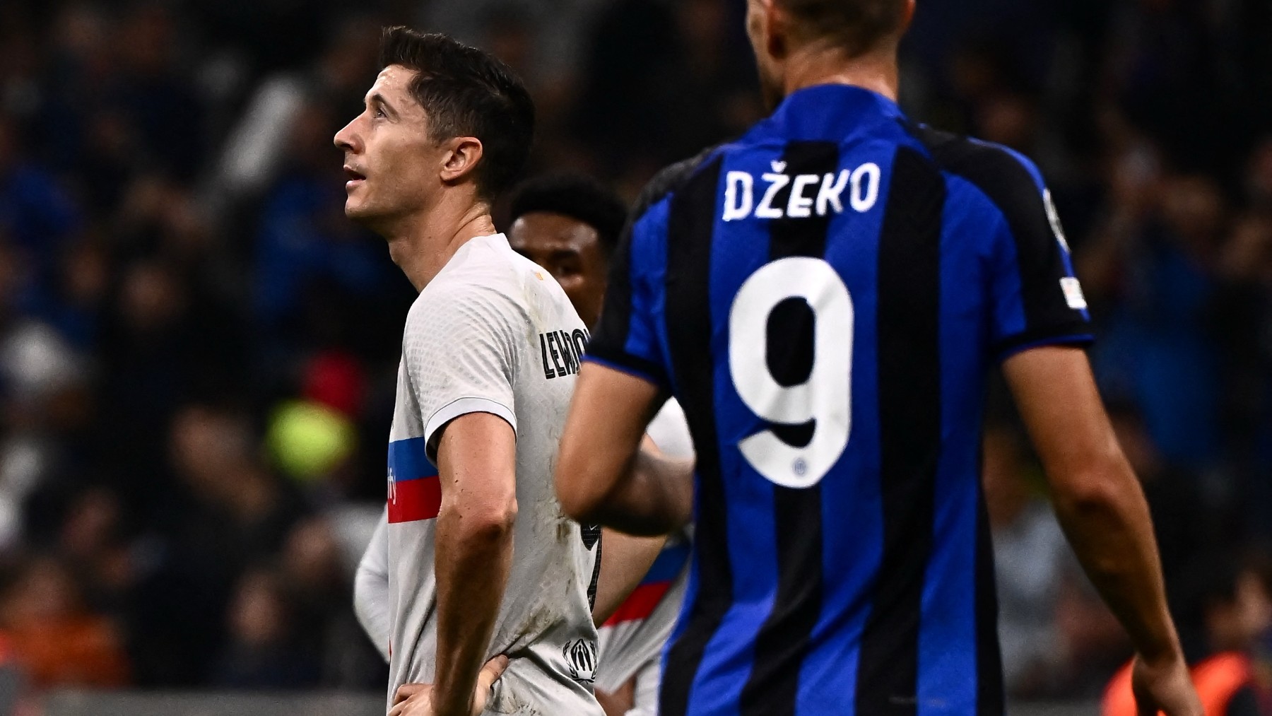 Robert Lewandowski, durante el partido ante el Inter. (AFP)