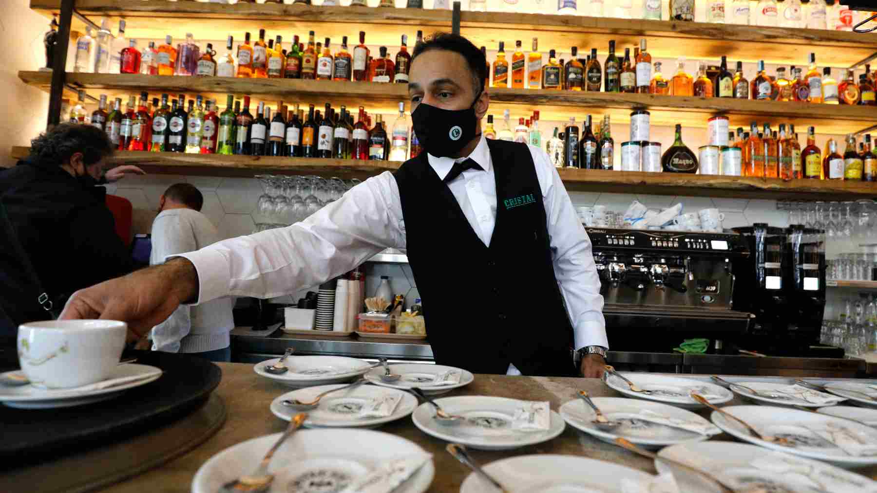 Un camarero prepara cafés en un bar de Palma. Clara Margais/dpa