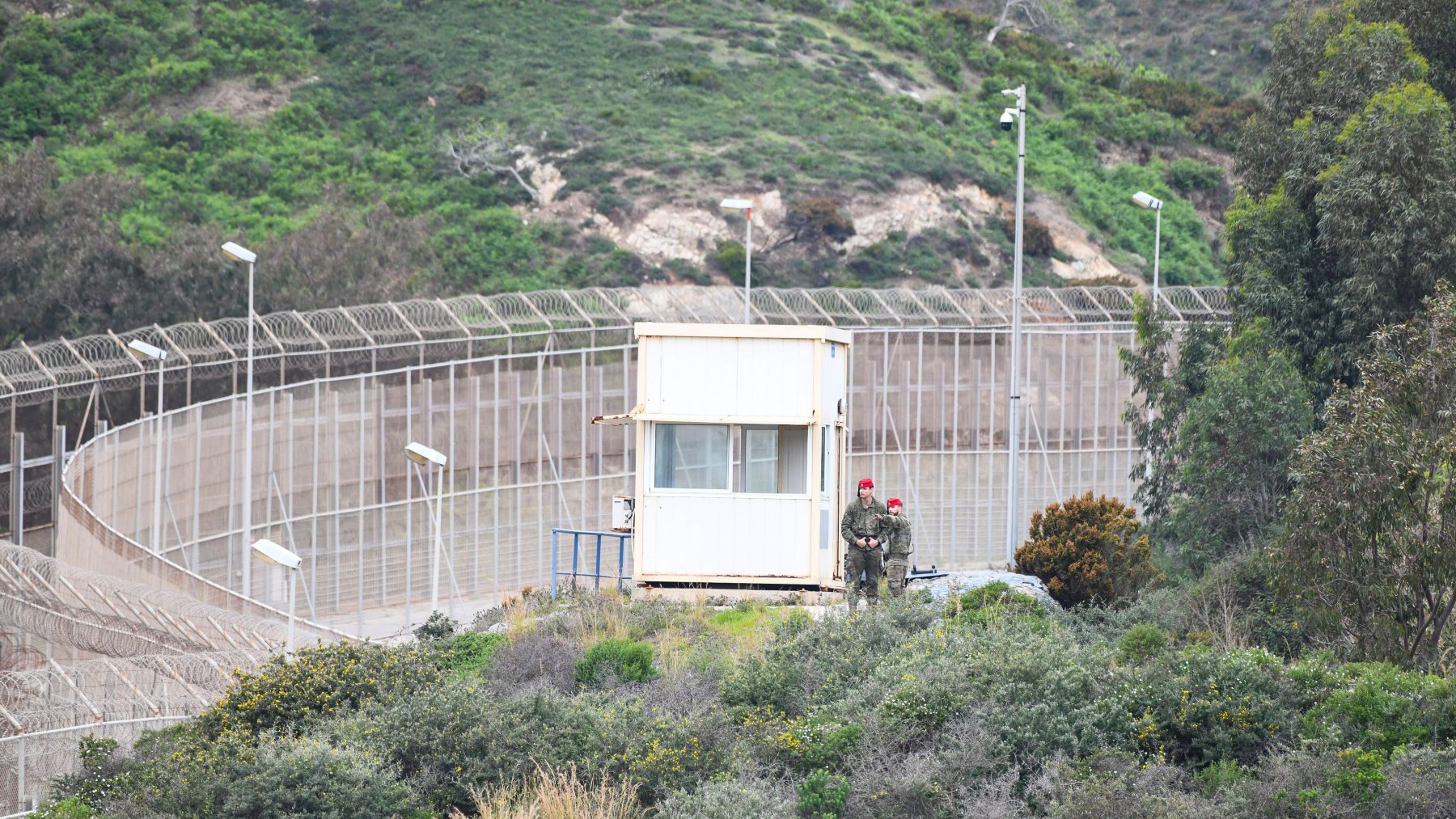 Militares patrullan el perímetro fronterizo de España con Marruecos en la frontera de Ceuta (EUROPA PRESS).