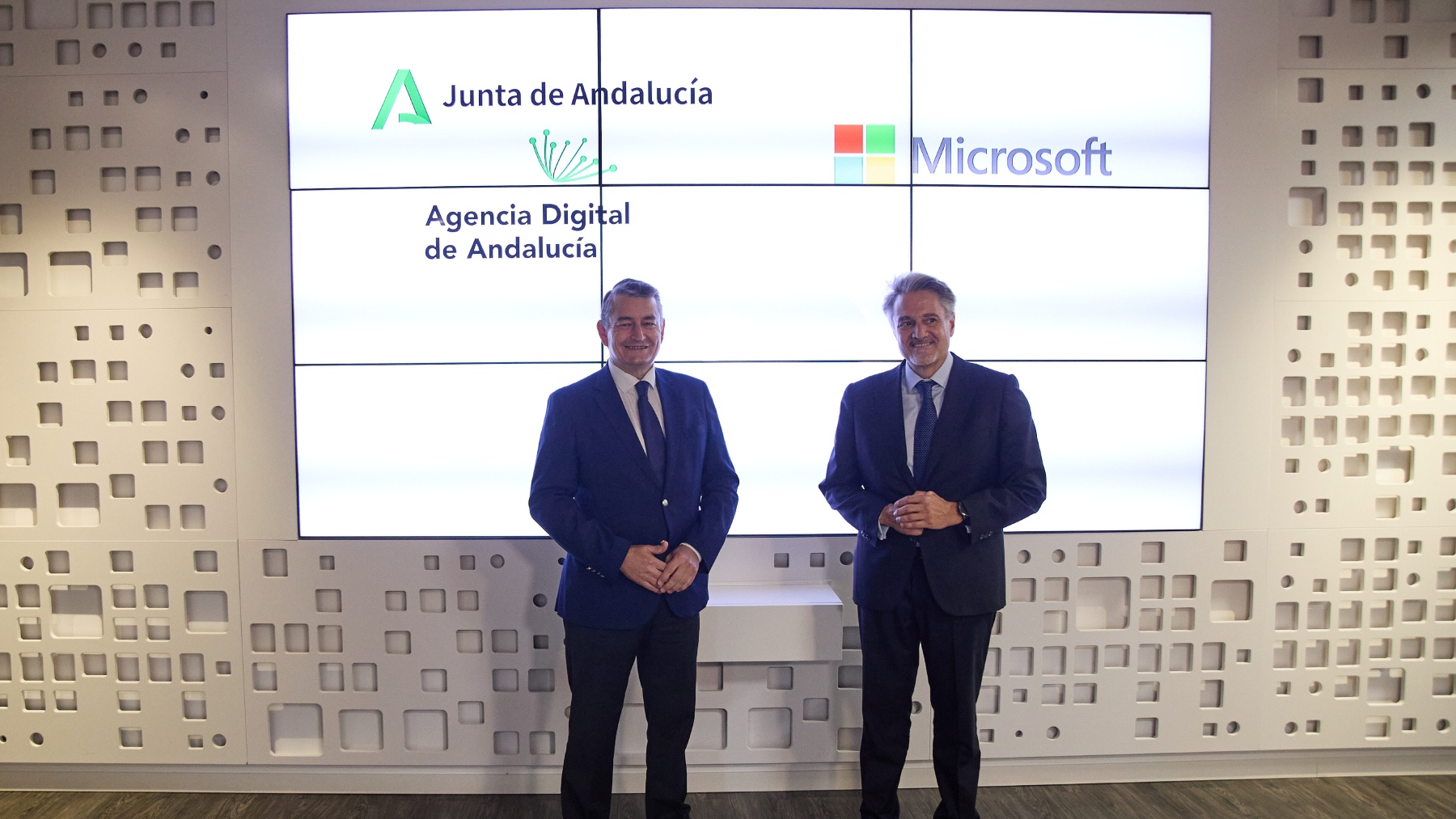 El consejero de Presidencia, Antonio Sanz (i), junto al presidente de Microsoft España, Alberto Granados (EUROPA PRESS).