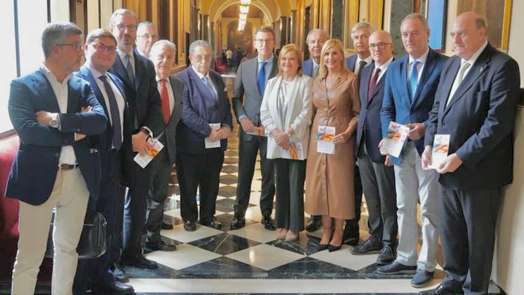 Feijóo con representantes de las entidades valencianistas y senadores del PP valenciano, hoy, en el Senado