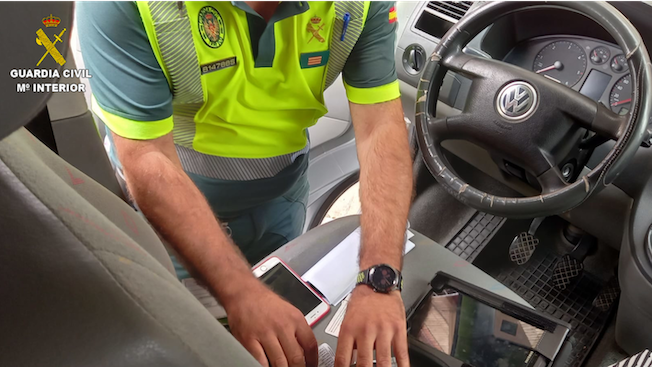 Un agente de la Guardia Civil inspecciona los dispositivos de un vehículo.