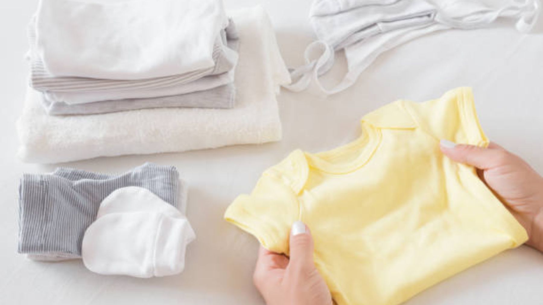 Descubre cómo blanquear la ropa que se ha quedado amarilla dentro de la canastilla del bebé