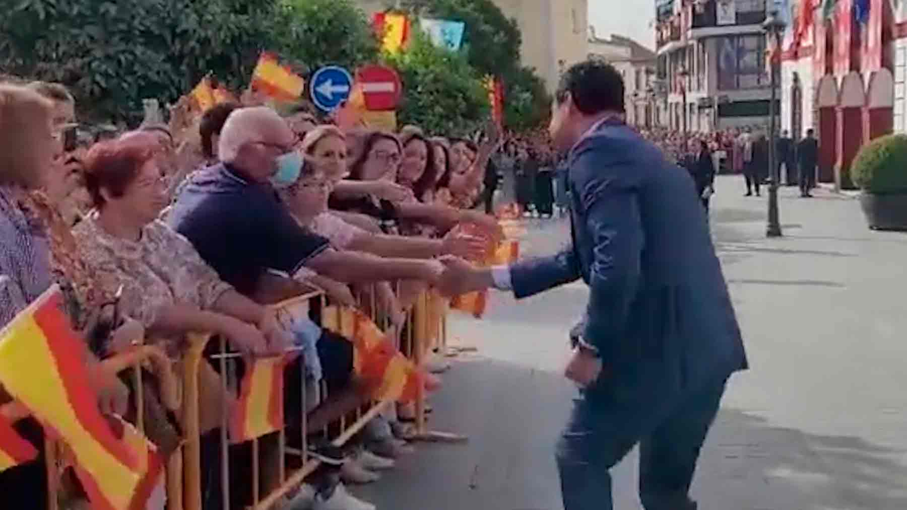 Ovación a Juanma Moreno y «vivas» al Rey en su visita a Lebrija (Sevilla).