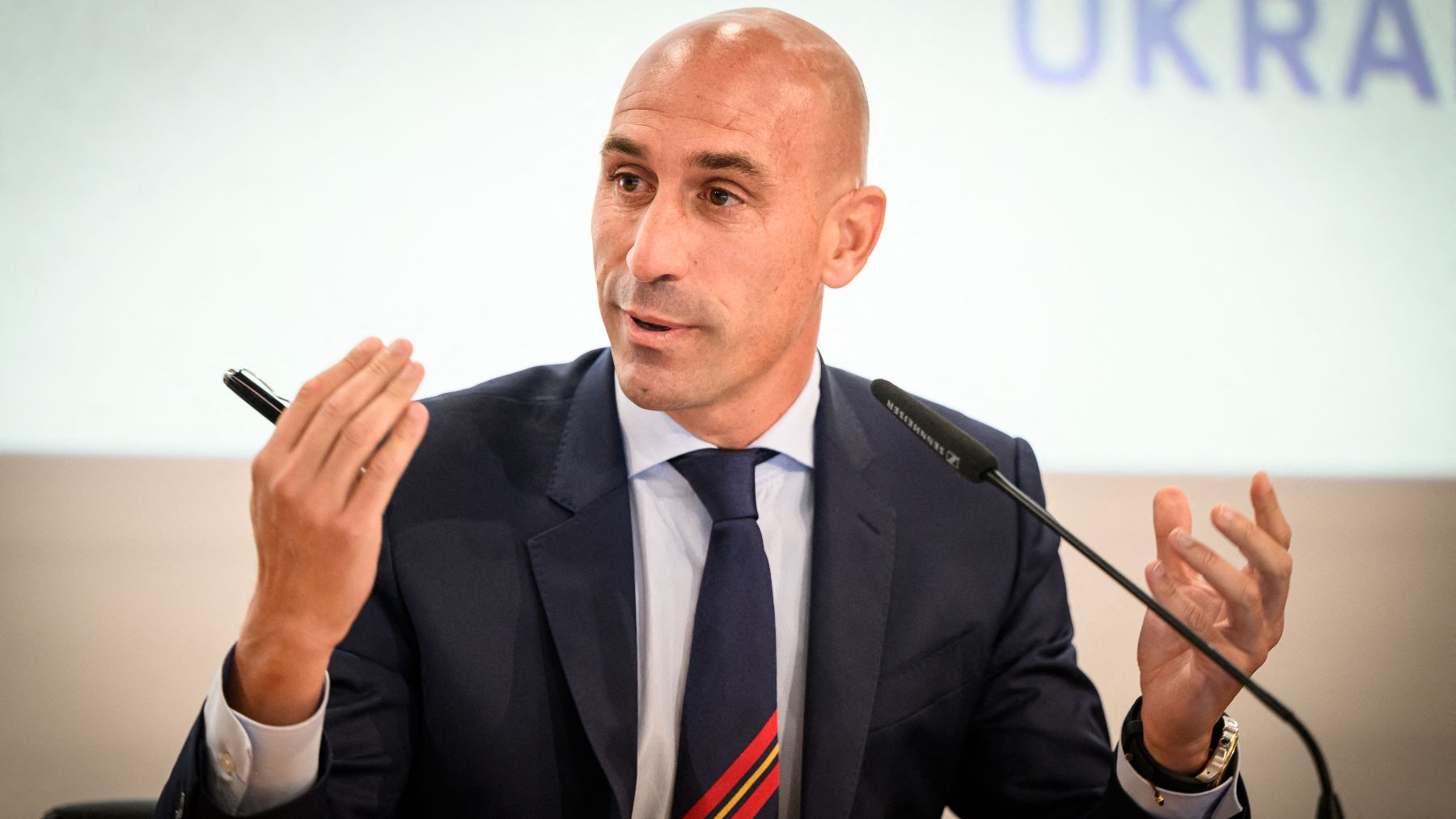 Luis Rubiales en rueda de prensa (AFP)