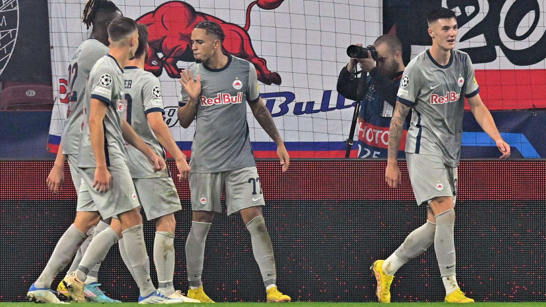 Okafor celebra el gol del Salzburgo ante el Dinamo de Zagreb. (AFP)