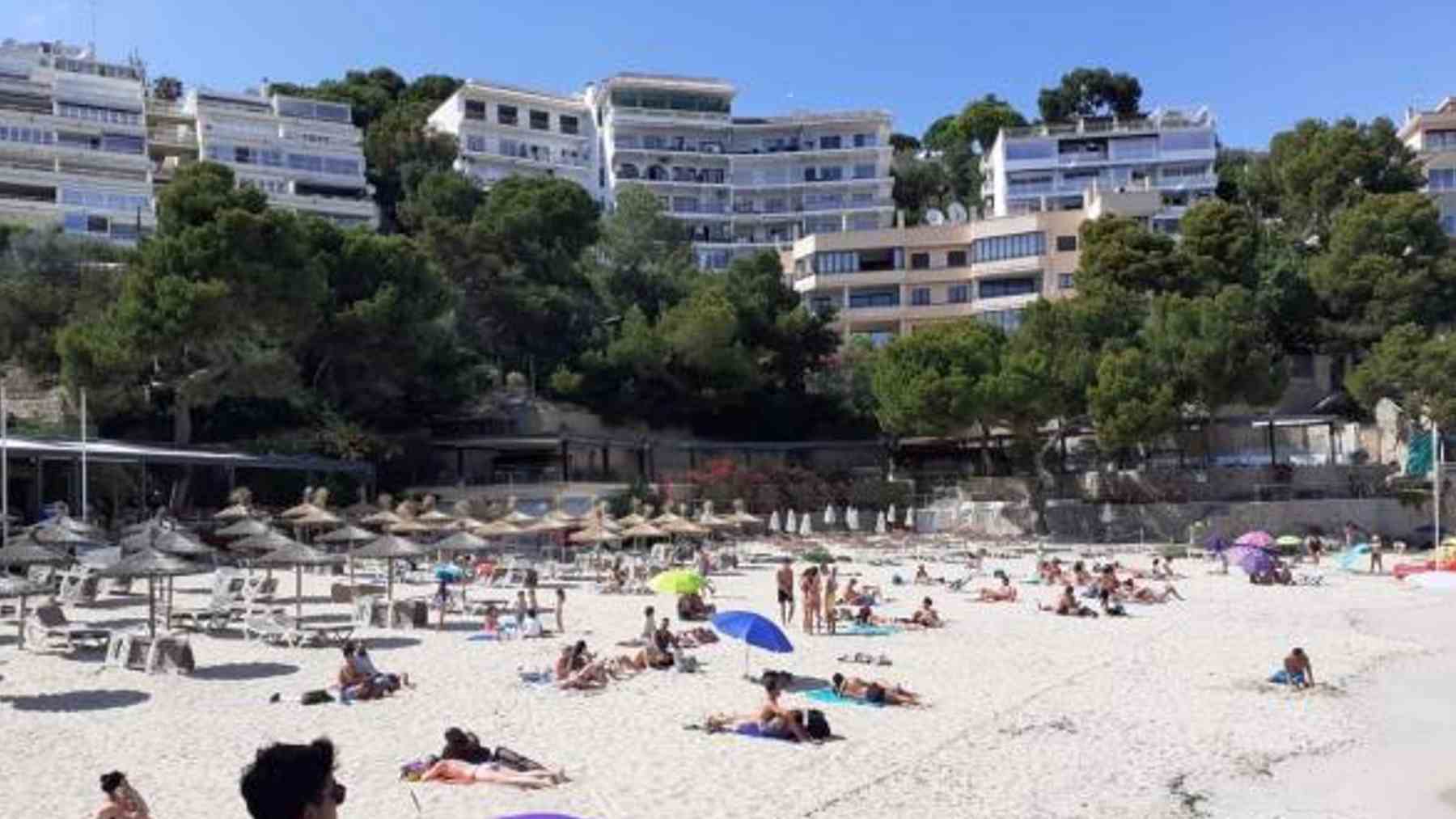 Bañistas en una playa de Mallorca.