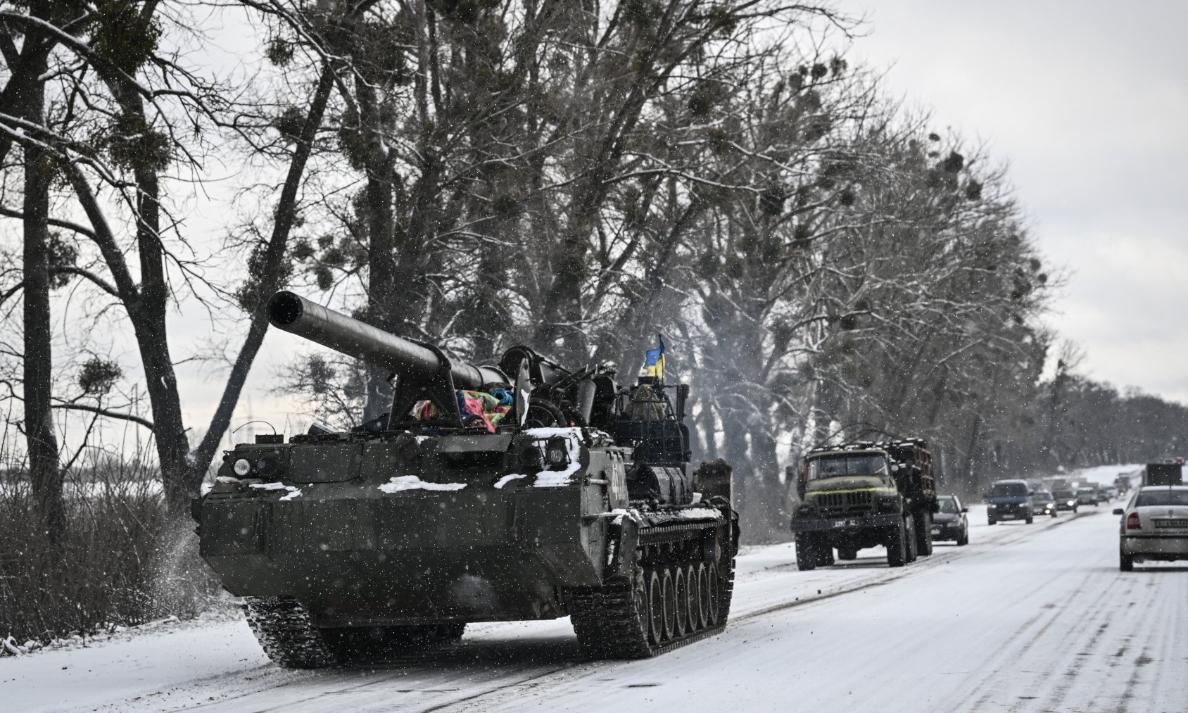 Un tanque ucraniano rueda por una carretera de Kiev en marzo de 2022. (AFP)
