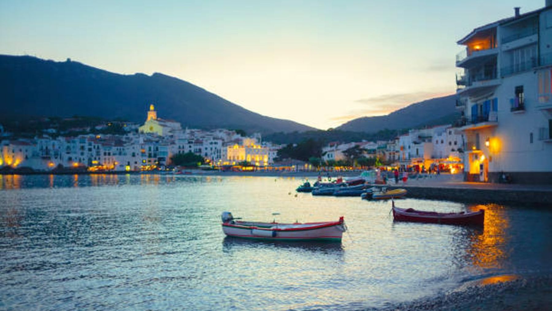 El pueblo costero de Cadaqués es uno de los más bonitos para visitar en otoño