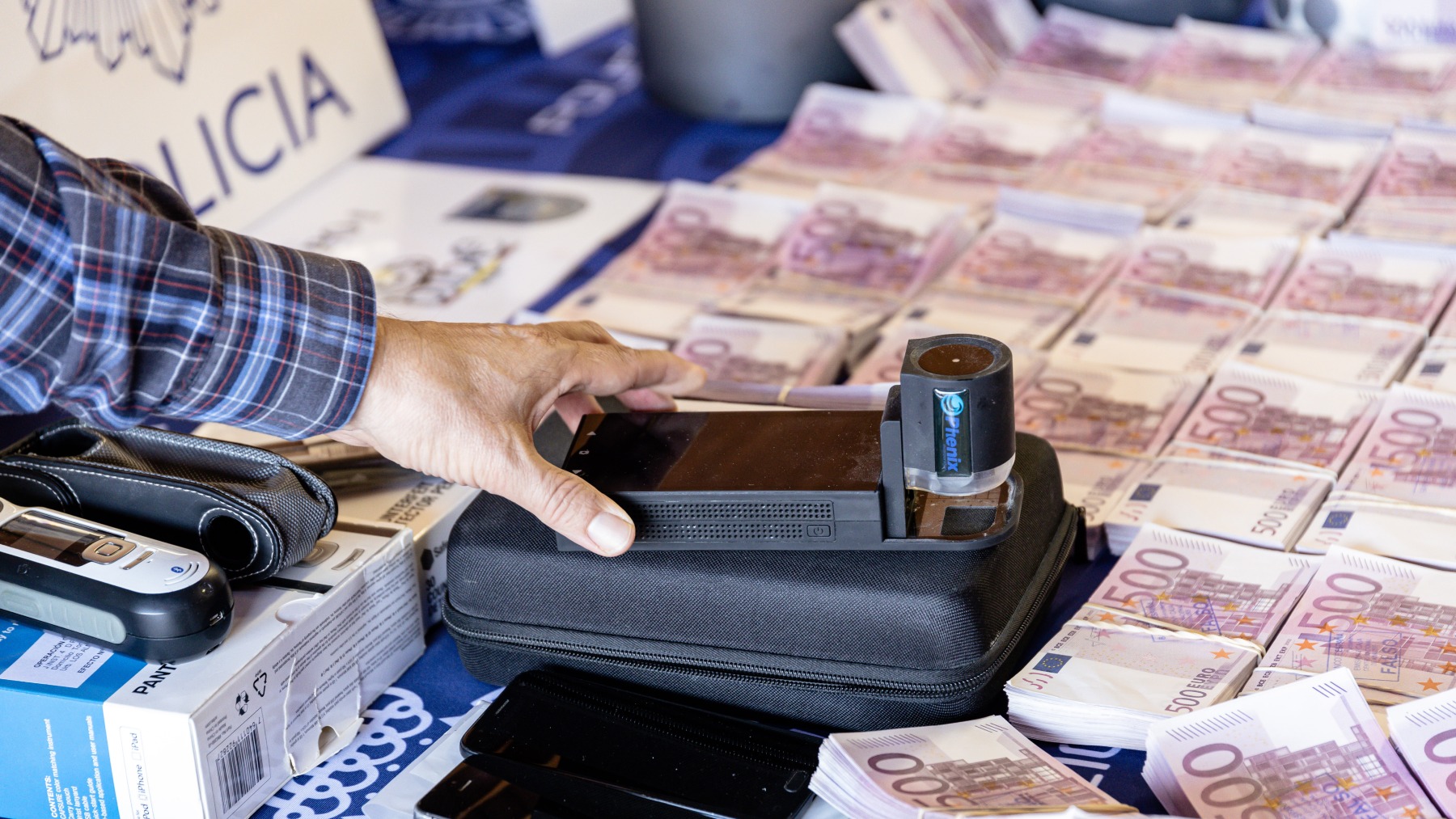 Una máquina de detección de billetes falsos de 500 euros (EUROPA PRESS).