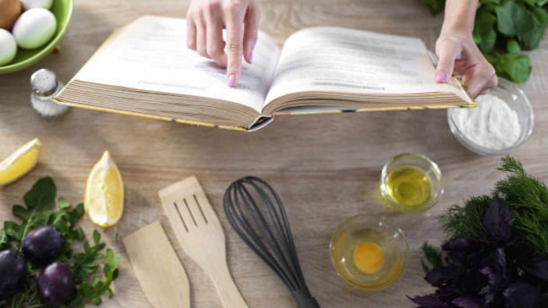 8 libros de cocina repletos de recetas para brillar con tus invitados