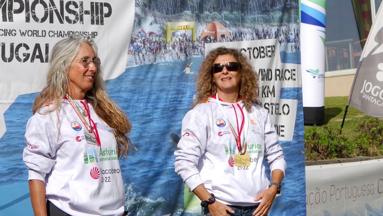 Donatella Monteleone (derecha), en el podium en Portugal, junto a Elena García Horrach