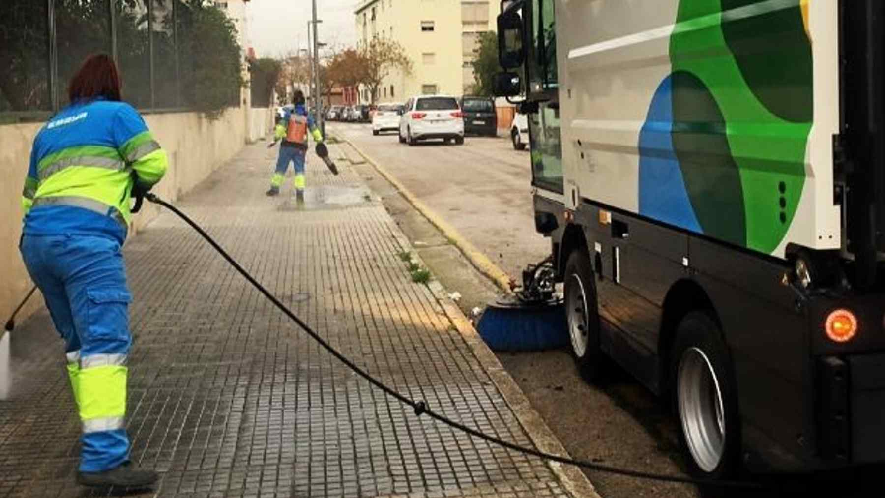 Operarias de la compañía municipal de limpieza del Ayuntamiento de Palma.