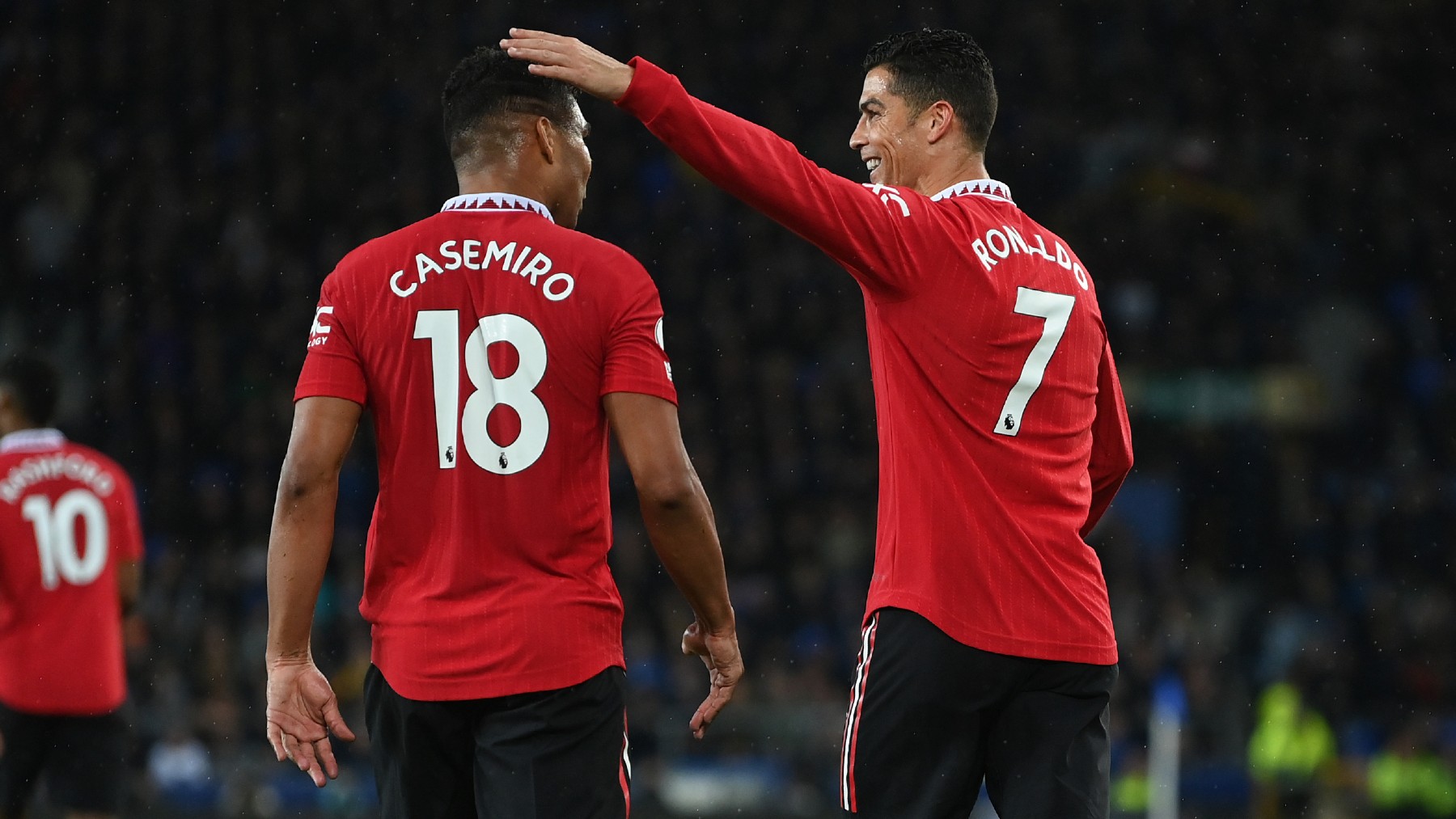 Casemiro y Cristiano celebran el gol del portugués al Everton. (Getty)