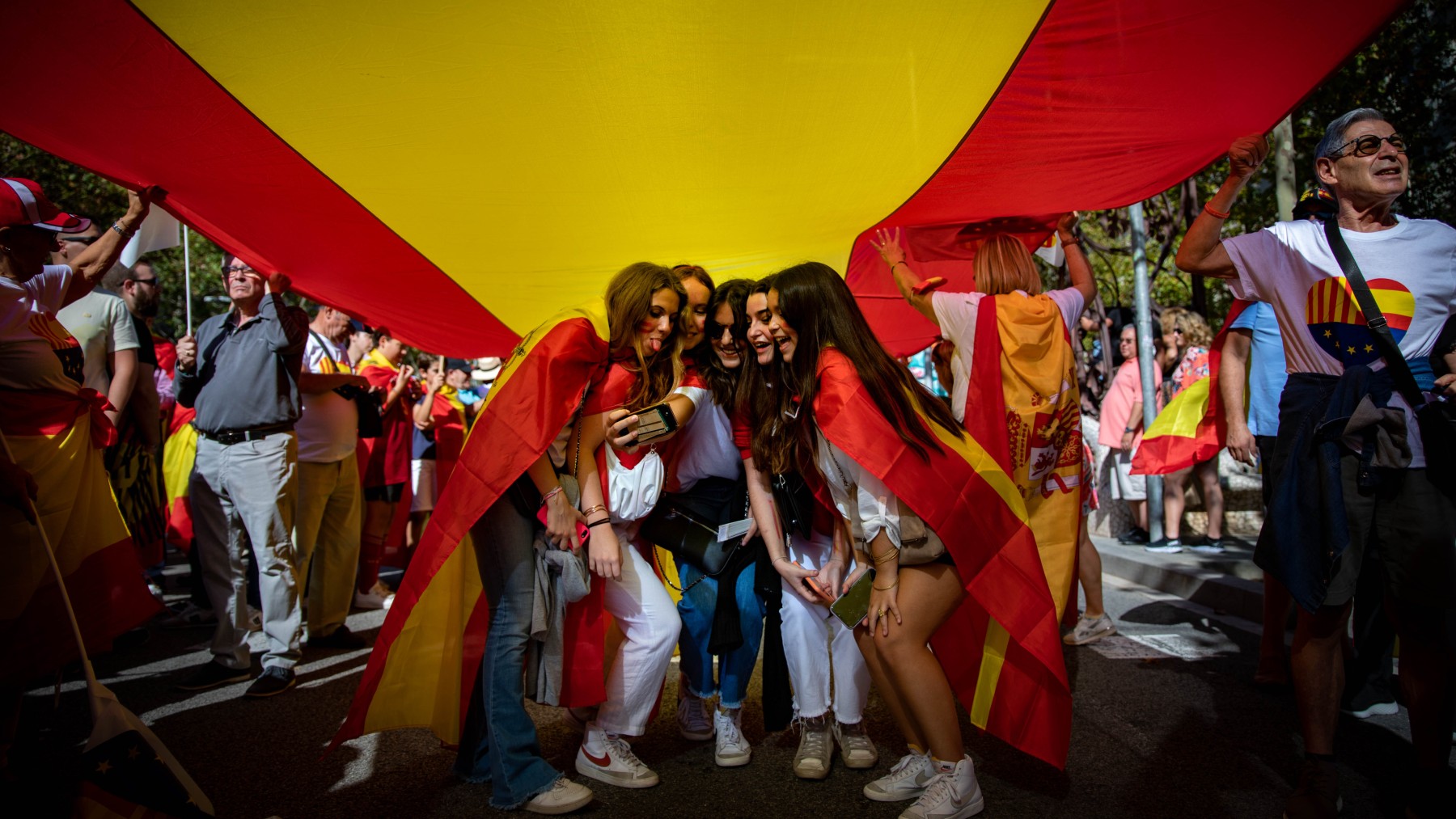 Un grupo de jóvenes, en la manifestación del Día de la Hispanidad en 2022 en Barcelona. (Europa Press)