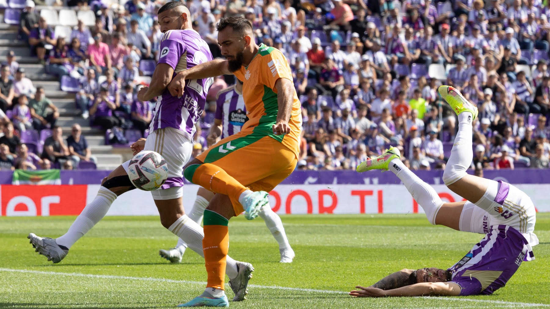 Borja Iglesias tira a puerta durante el Valladolid-Betis. (EFE)