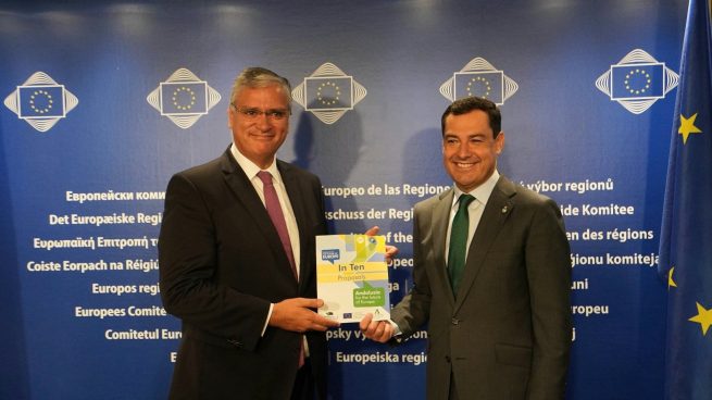 Juanma Moreno en Bruselas junto al presidente del Comité Europeo de las Regiones, Vasco A. Cordeiro.