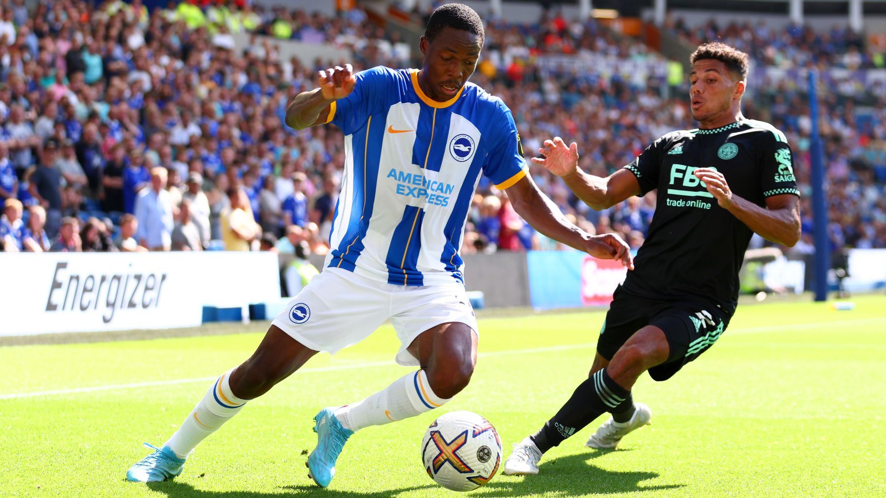 Mwepu en un partido frente al Leicester (Getty)