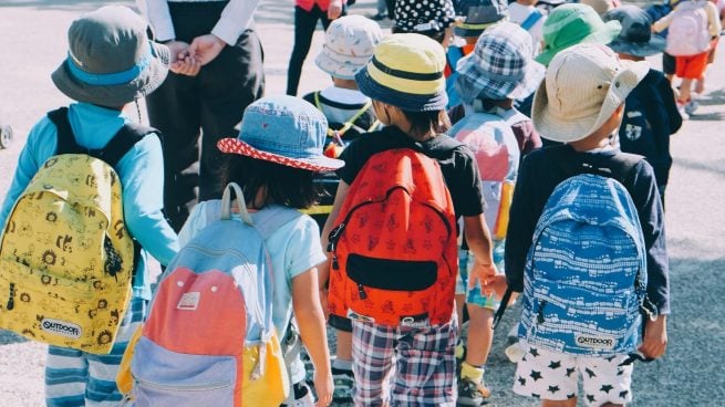 Por qué los niños japoneses caminan diferente