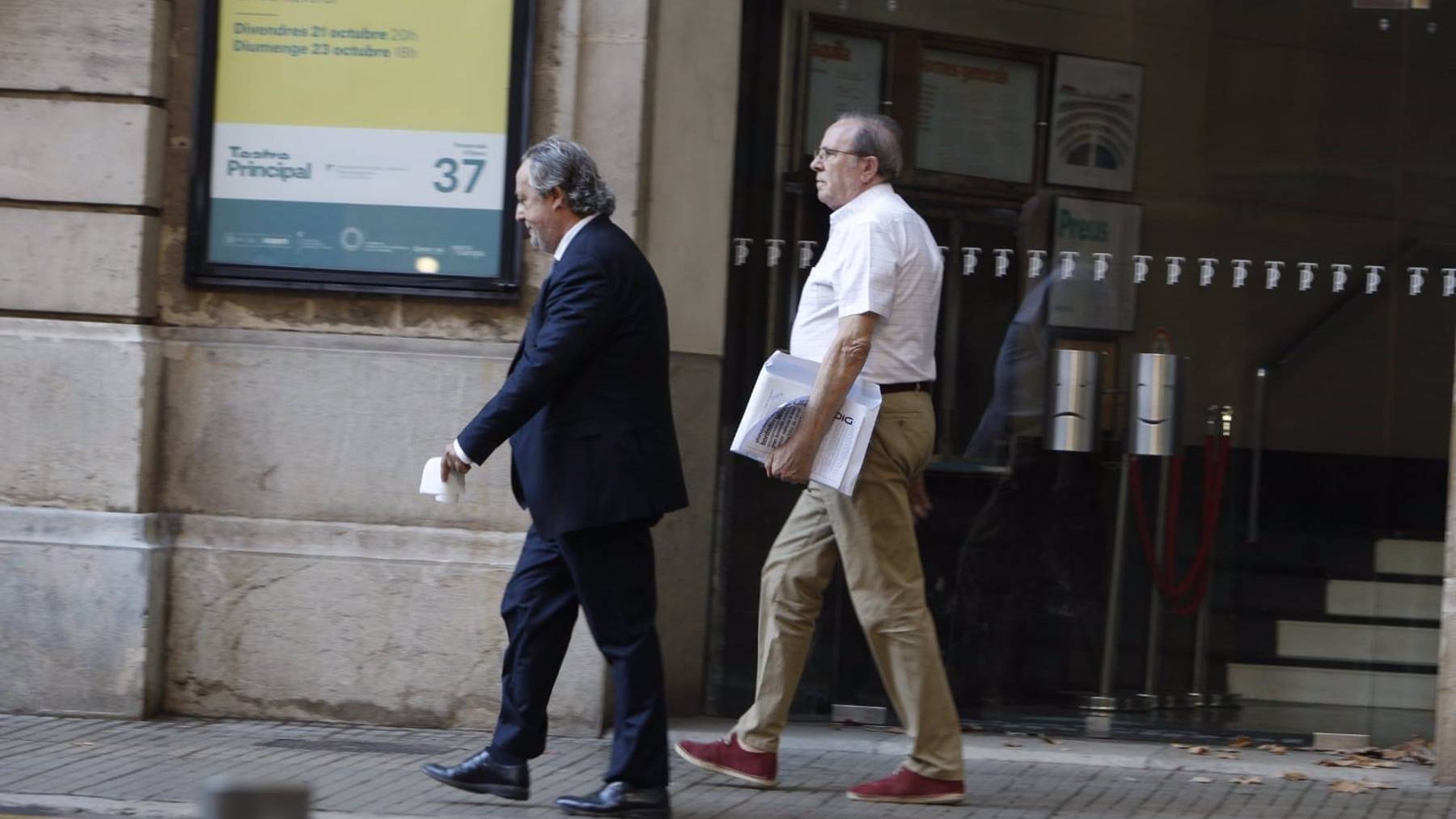 José María Rodríguez con su abogado tras recoger el escrito de ingreso en prisión. (Foto: Europa Press)