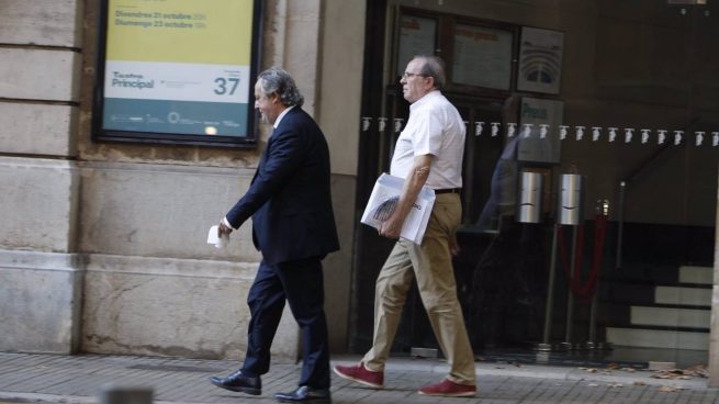 José María Rodríguez precedido por su abogado Gaspar Oliver a la salida de la Audiencia.