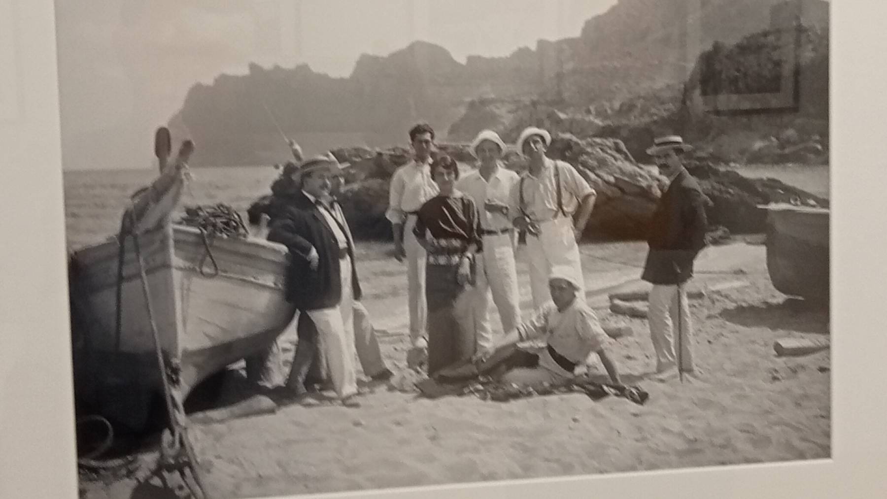 Un grupo de personas frente al mar en Cala San Vicente, Pollença.
