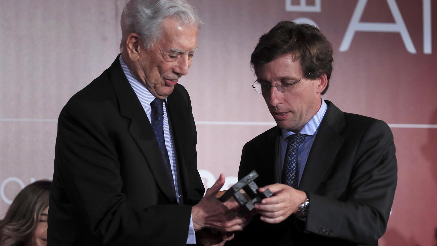 Mario Vargas Llosa y José Luis Martínez-Almeida (Foto: EFE).