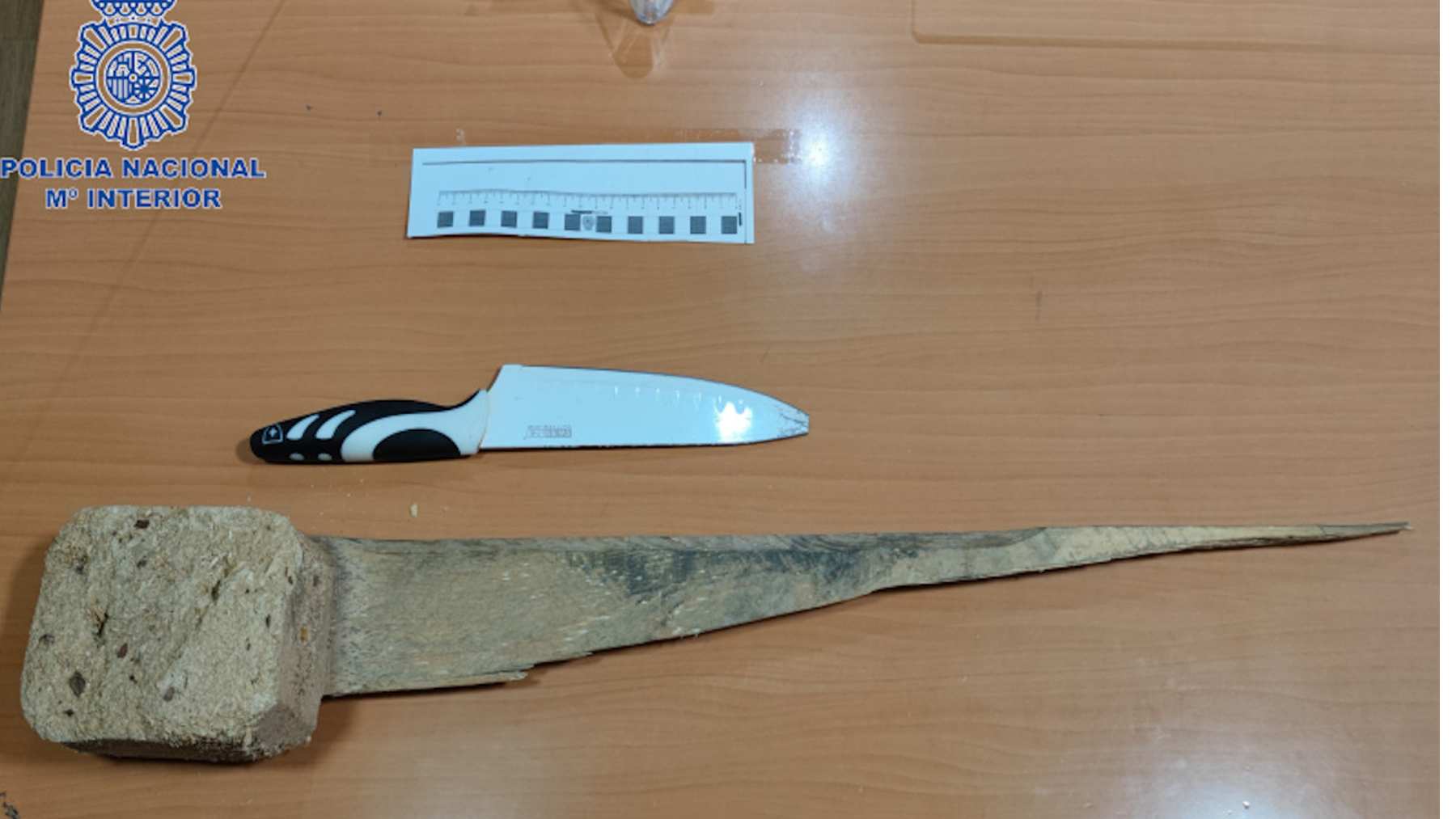 El cuchillo y el trozo de madera utilizados en el robo. POLICÍA NACIONAL