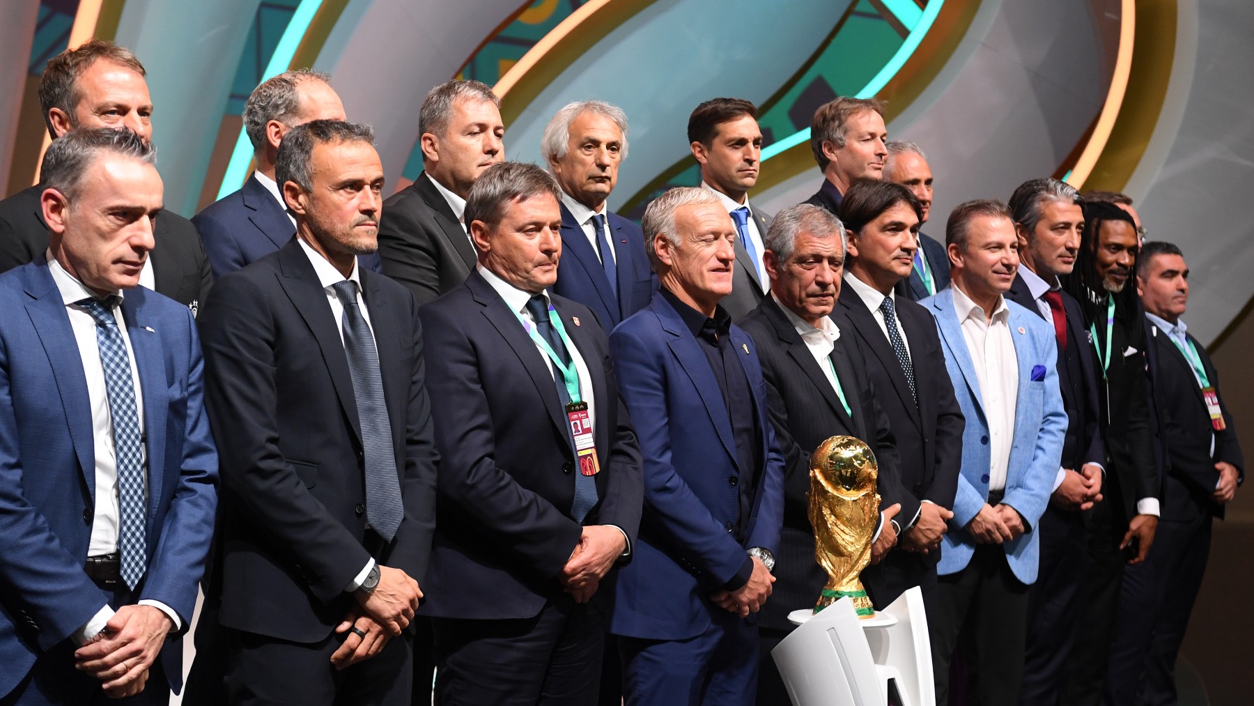 Los seleccionadores, junto a la Copa del Mundo. (Getty)