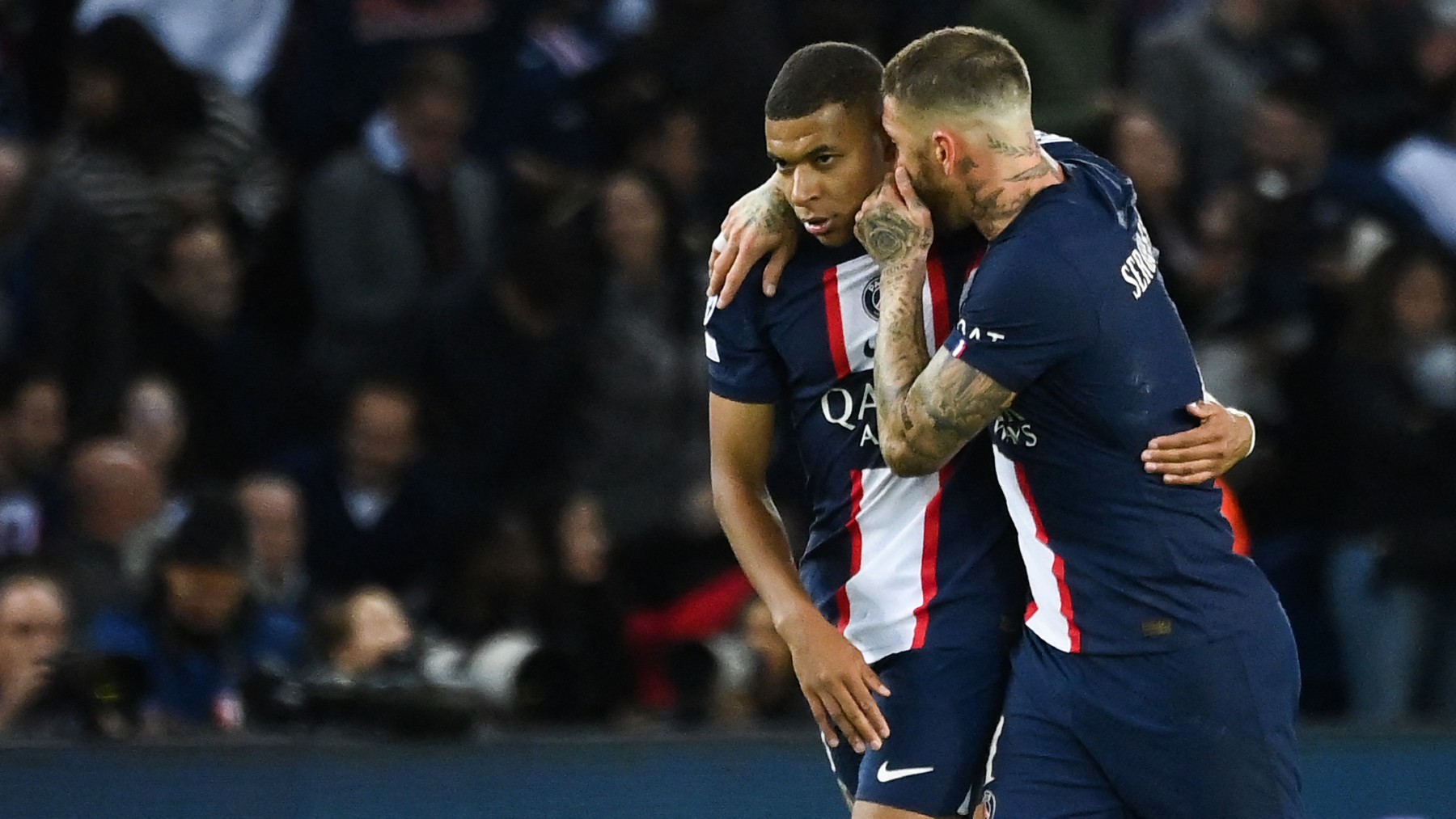 Mbappé y Sergio Ramos durante un partido. (AFP)