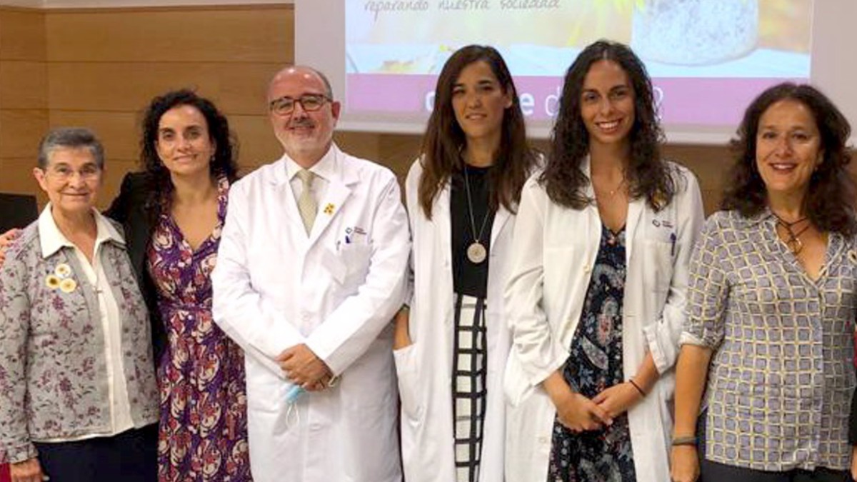 En el centro, de izq a dcha: Dr. Diaz-Albo; Dra. Angela Santiago; Dra. Marta Rodriguez, radioterapeuta Hosp. Beata y la Dra. Ana Ruiz.