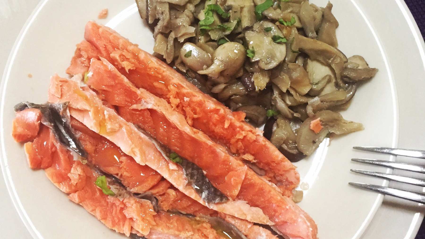 Salmón al azafrán con guarnición de setas