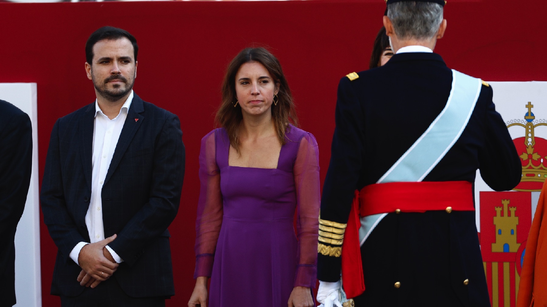 Alberto Garzón asiste al desfile sin corbata e Irene Montero de morado,  color de Podemos