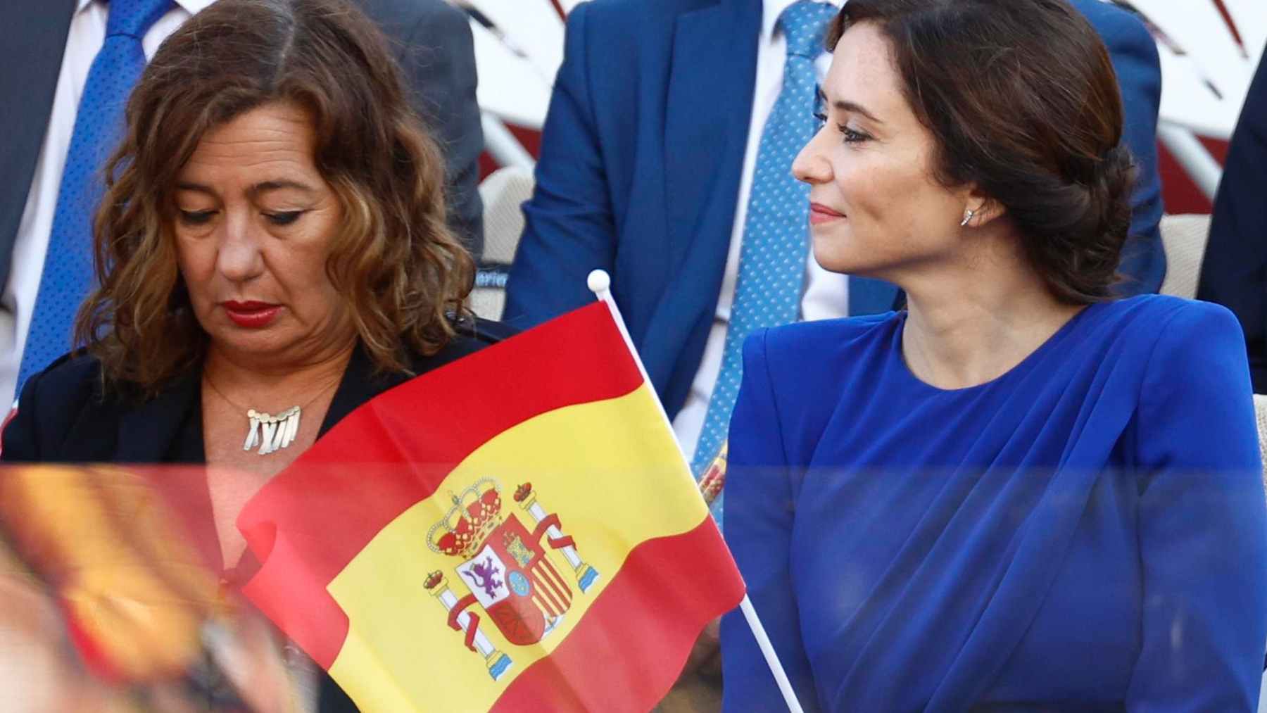 Ayuso con una bandera de España junto a Francina Armengol. EFE
