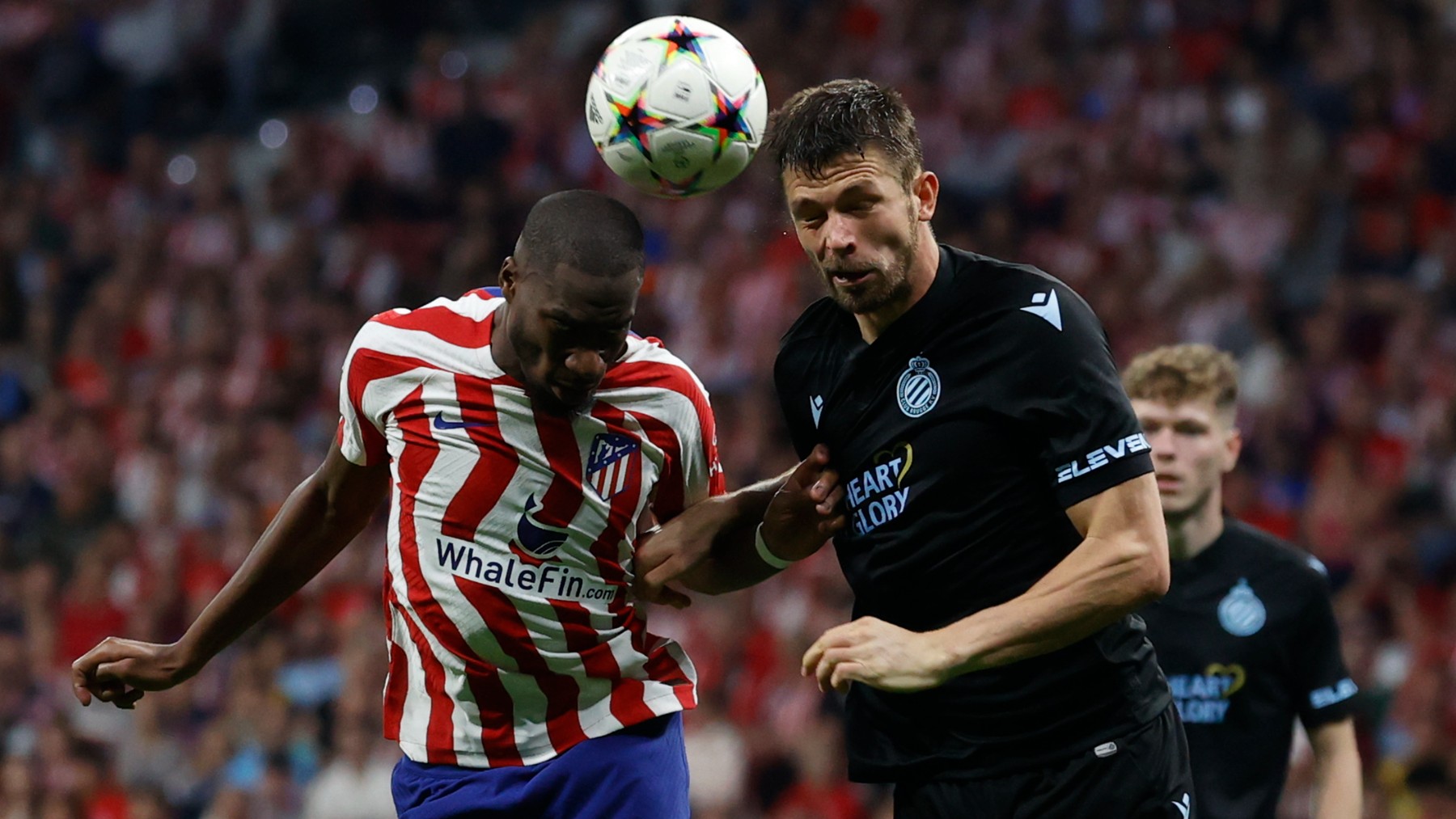 Kondogbia pelea un balón con Mechele, durante el Atlético – Brujas. (EFE)