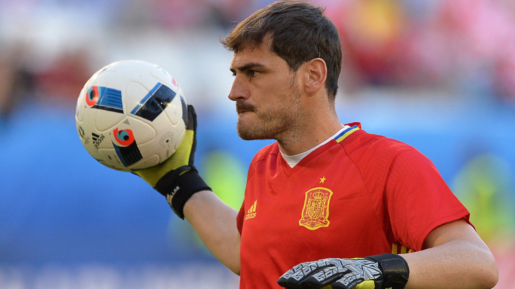 Iker Casillas, en un partido con España. (AFP)