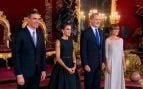 Pedro Sánchez junto a los Reyes de España