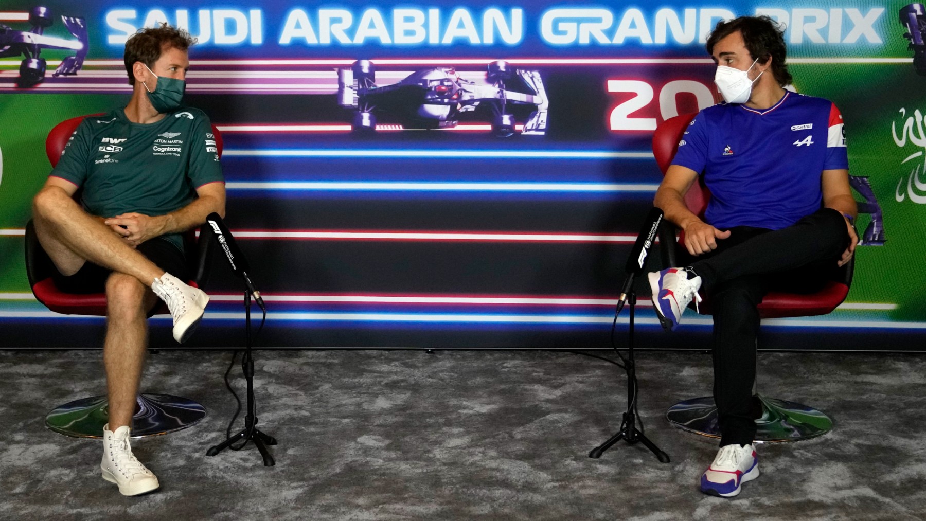 Fernando Alonso y Sebastian Vettel conversan en una rueda de prensa. (Getty)