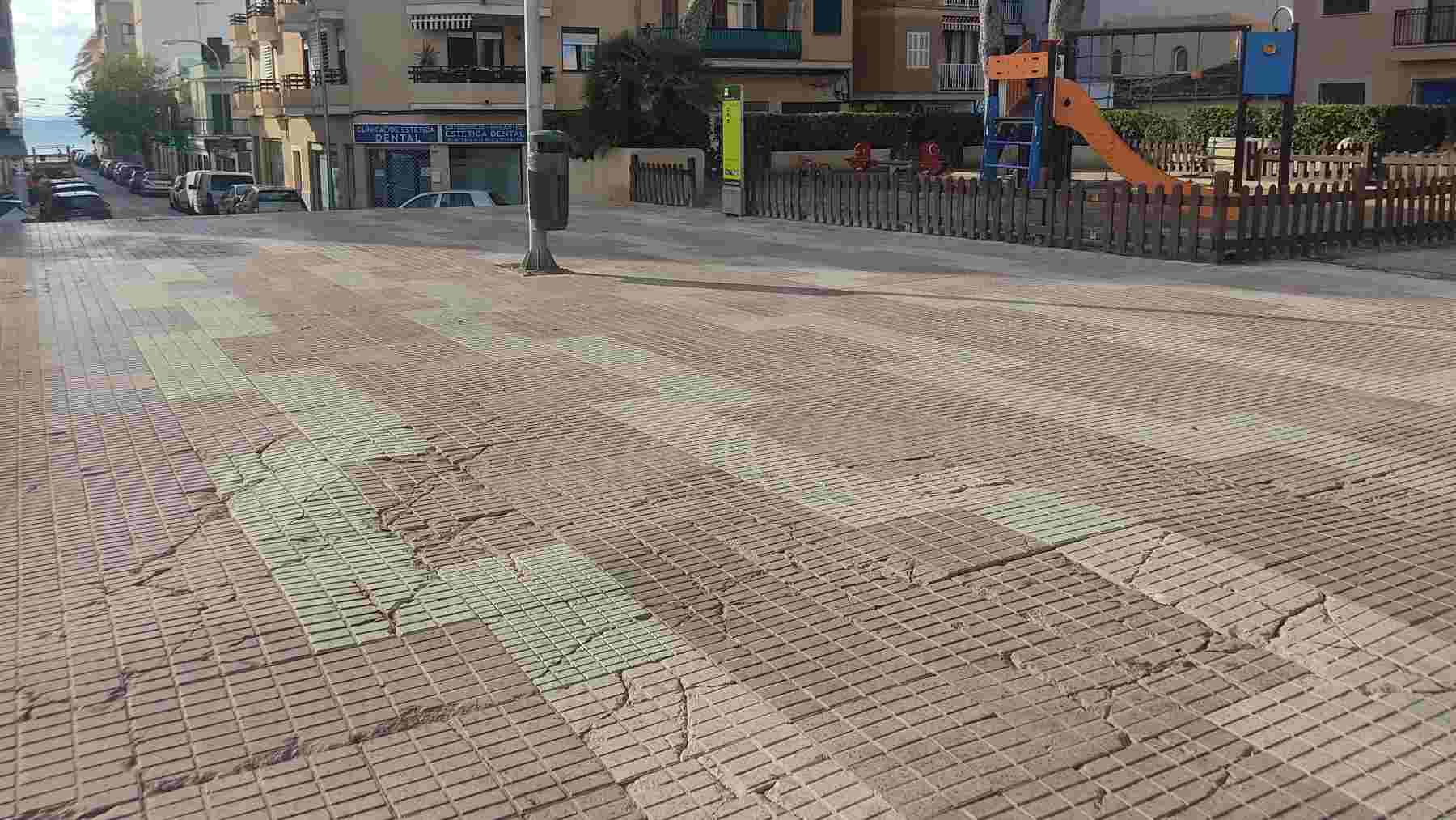 Imagen del degradado pavimento de la plaza dels Nins en Playa de Palma.