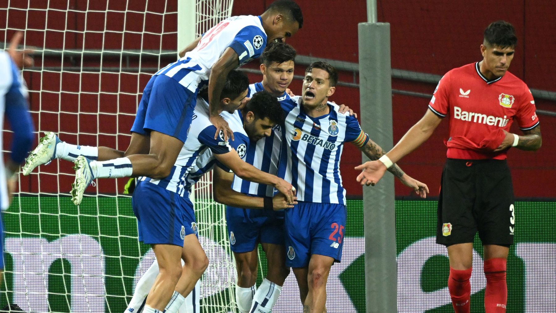 El Porto celebra un gol frente al Lverkusen (AFP)