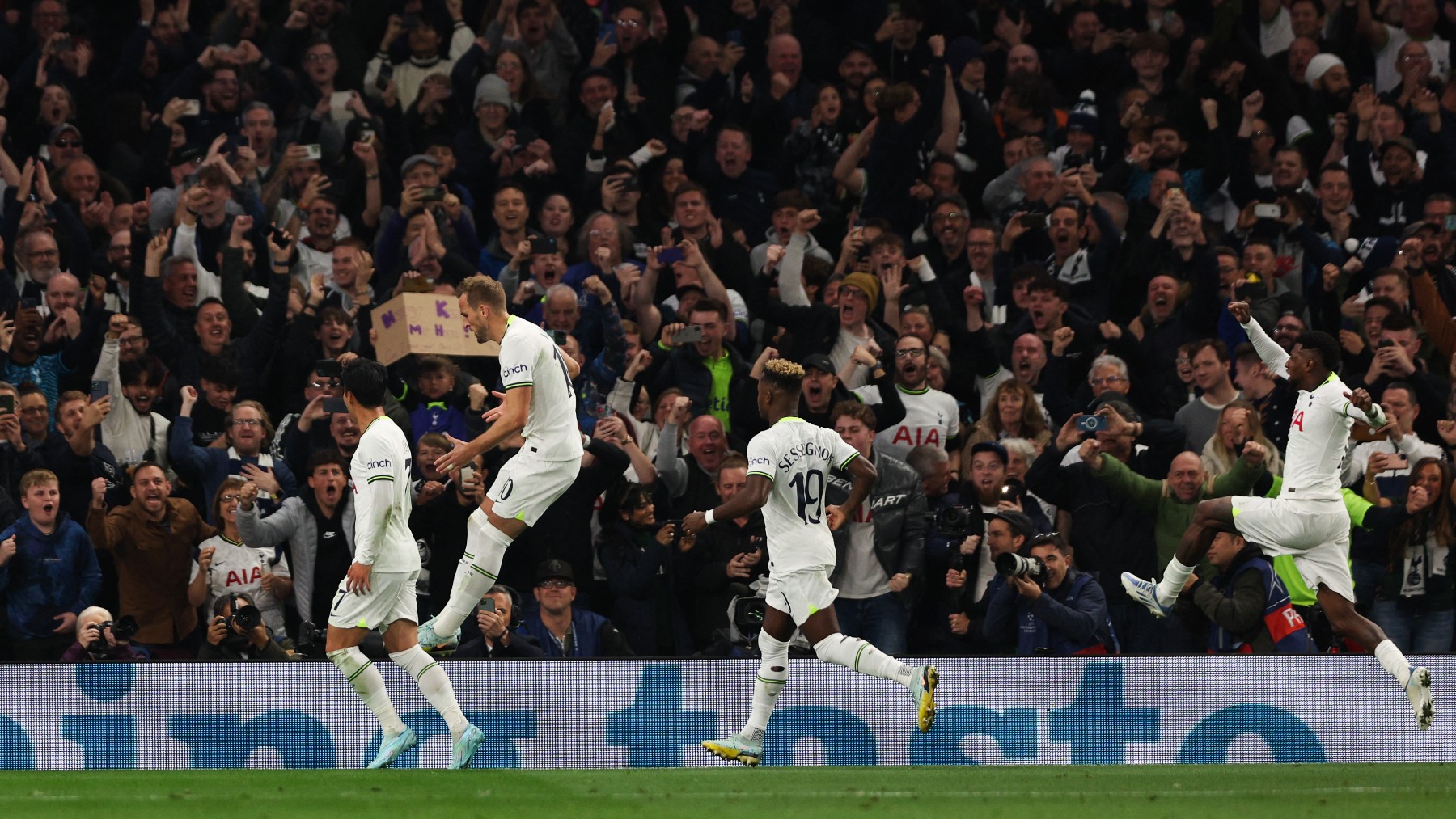 Los jugadores del Tottenham celebran un gol. (AFP)
