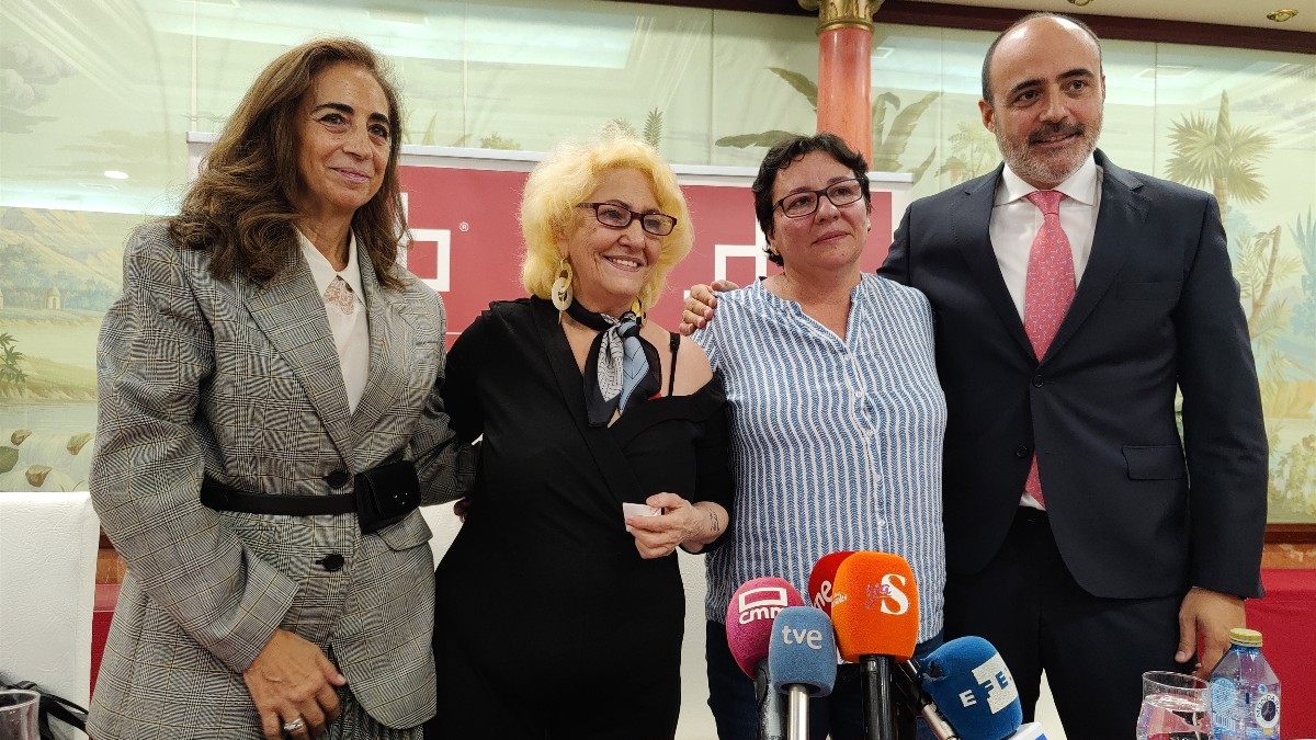 La madre de la paciente indemnizada con 5,2 millones por negligencia en el parto comparece en rueda de prensa.