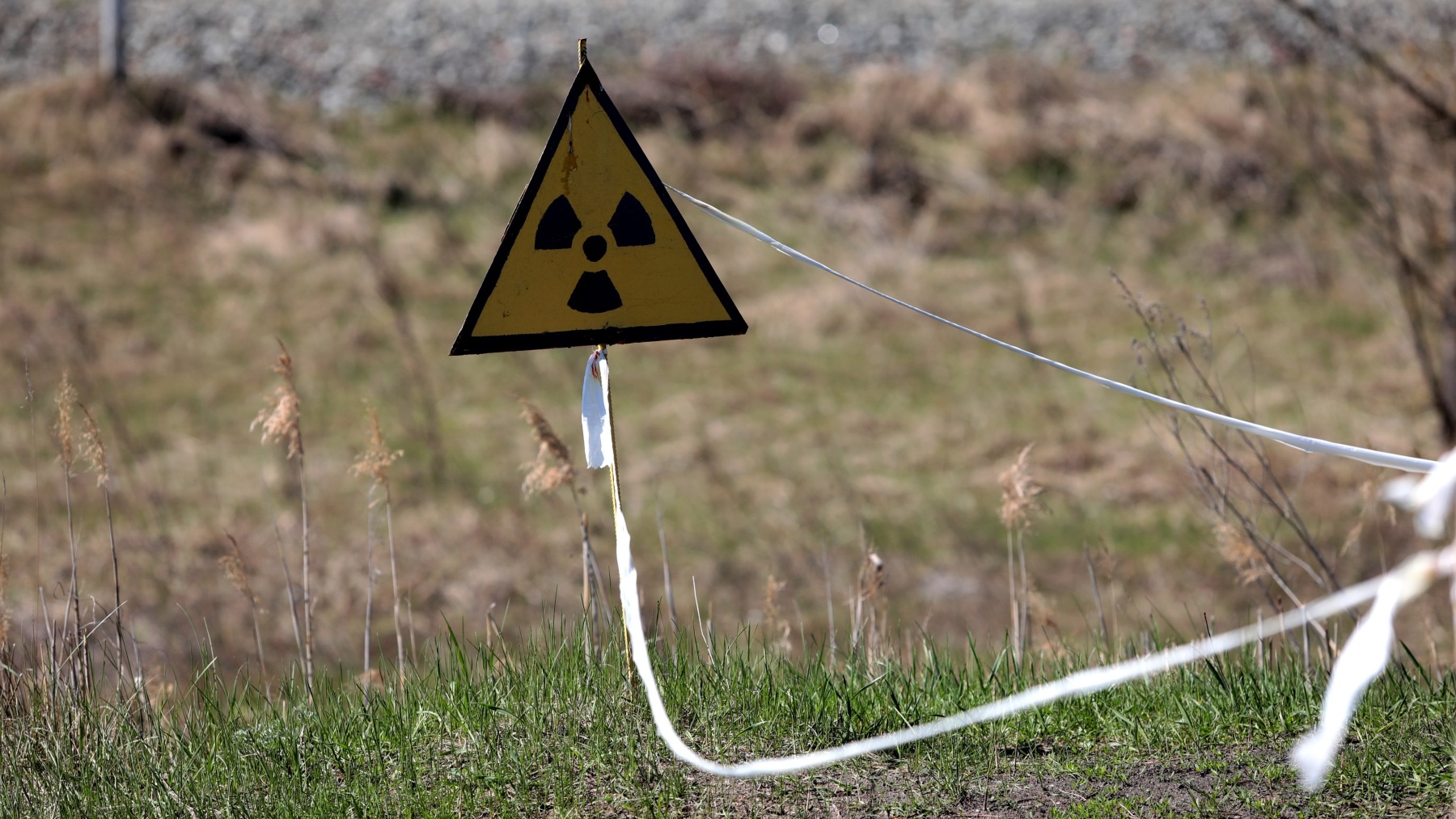 Símbolo de radiación en la zona de exclusión junto a la central nuclear de Chernóbil (ZUMA PRESS).