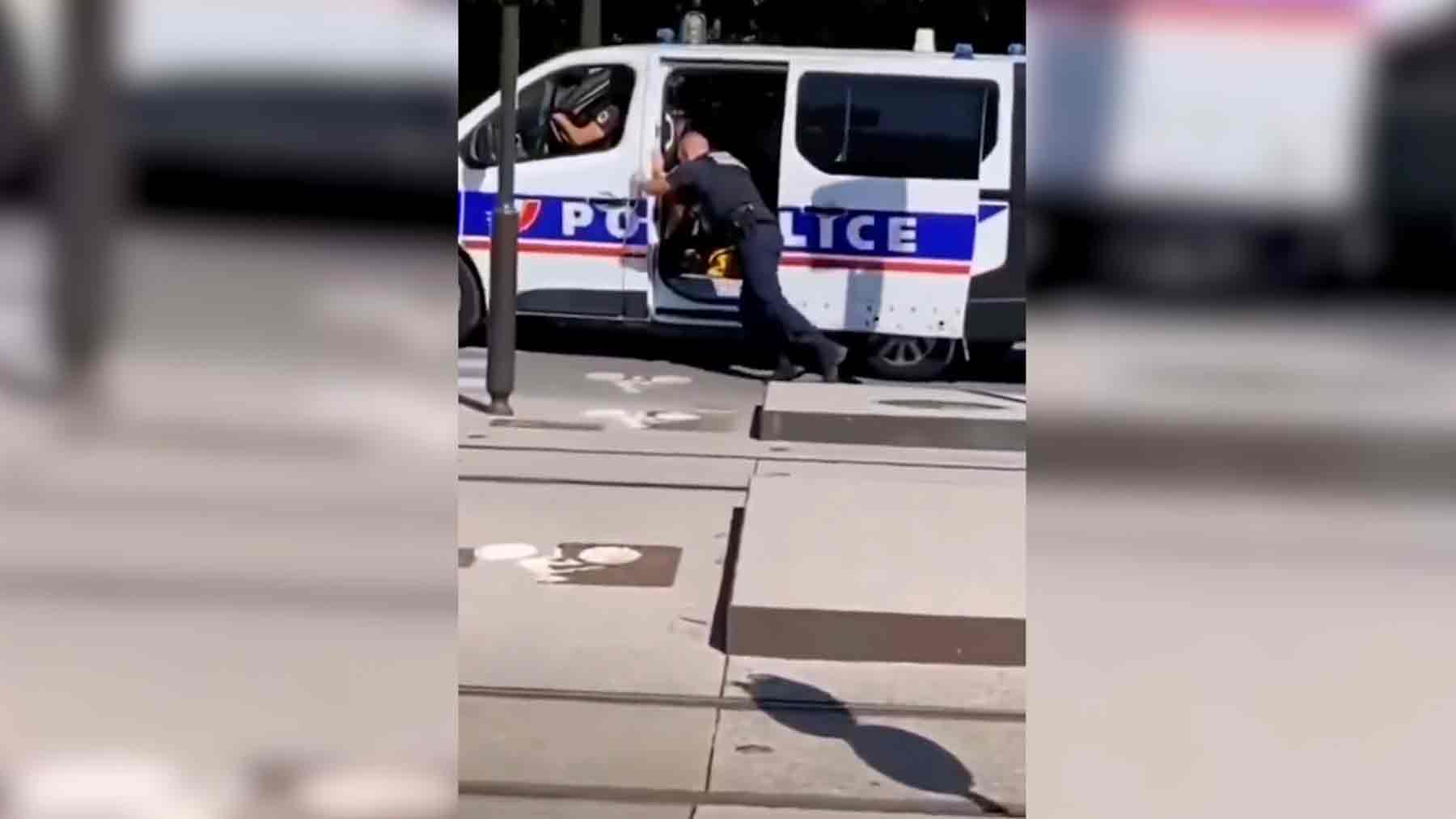 Policías franceses empujando uno de sus vehículos