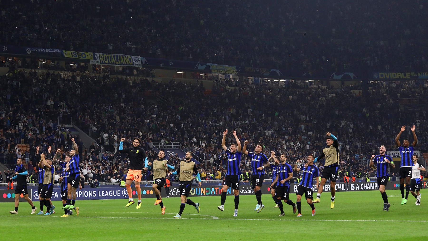 El Inter de Milán celebra en su estadio la victoria ante el Barcelona (Getty)