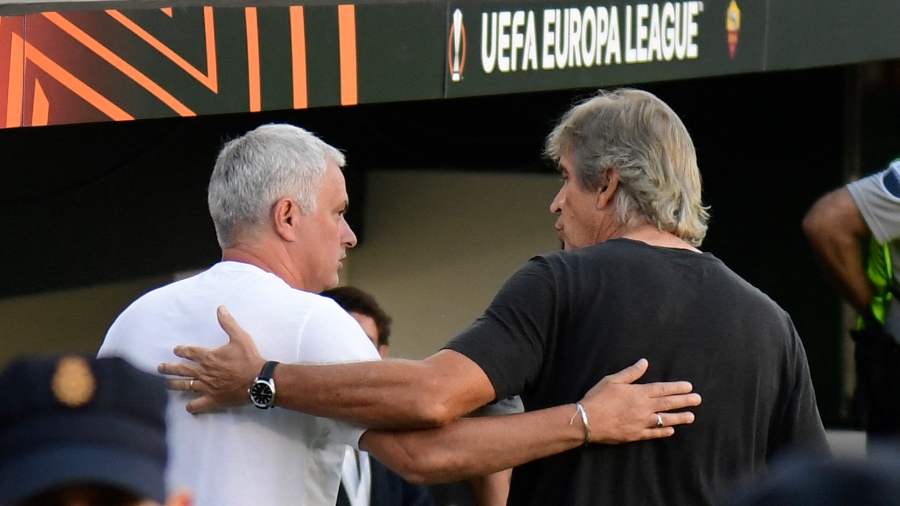 Mourinho y Pellegrini saludándose (AFP)
