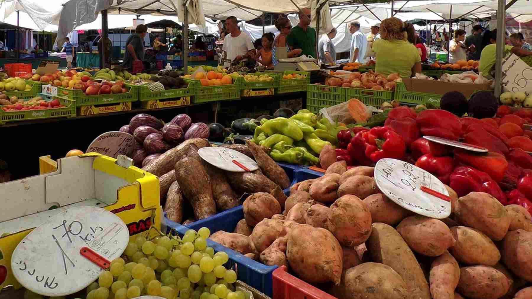Mercado ambulante hortofrutícola del barrio palmesano de Pere Garau.