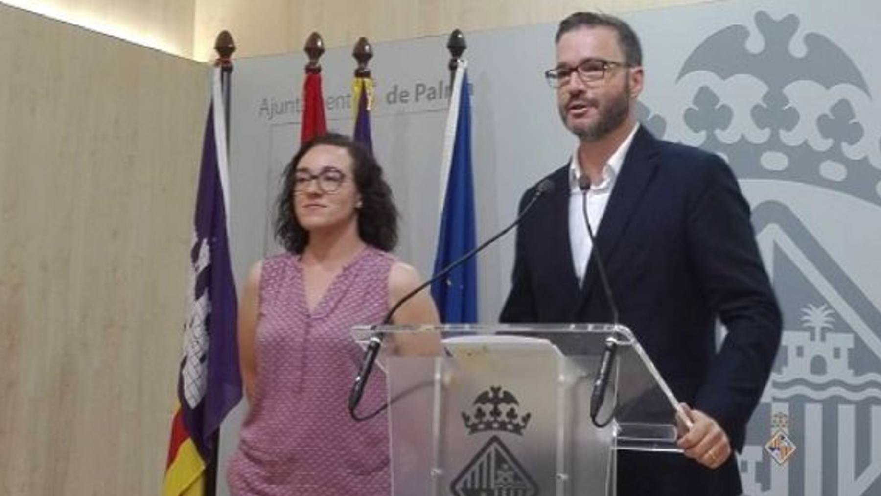 La concejala socialista de Seguridad ciudadana, Joana Maria Adrover, con el alcalde de Palma, José Hila.