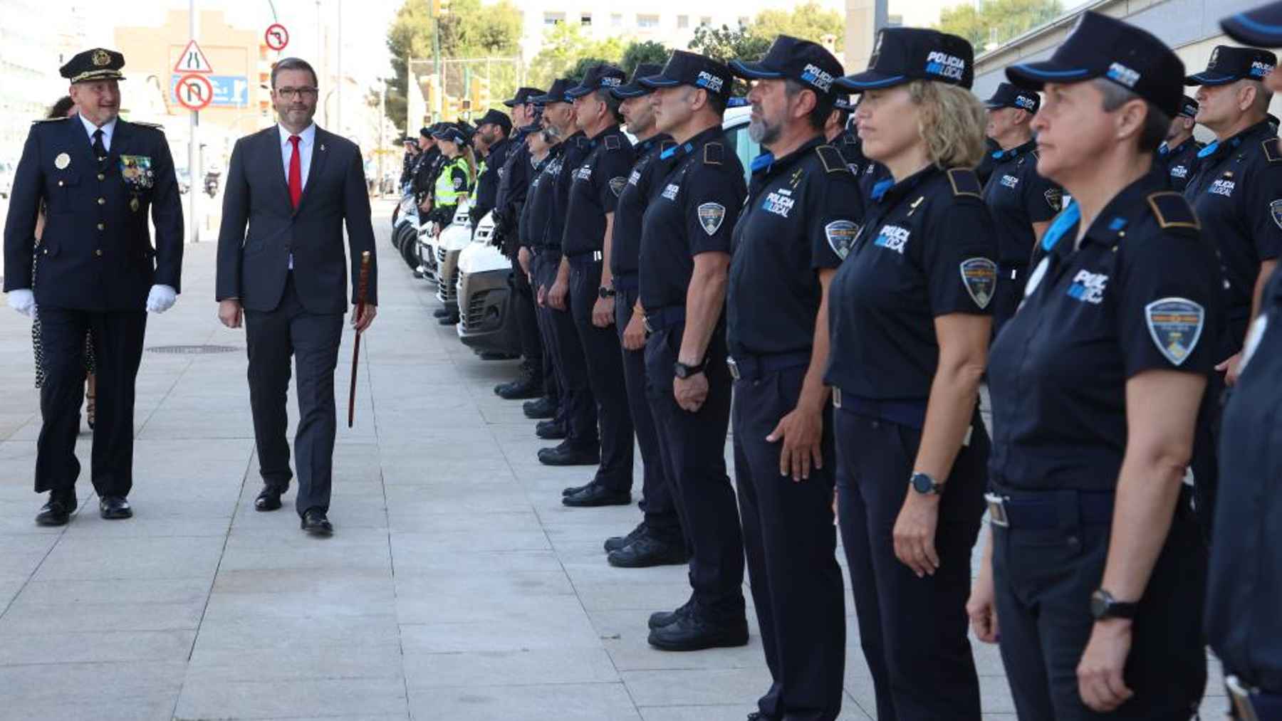 El alcalde socialista de Palma, José Hila, pasa revista a un grupo de agentes de la Policía Local en la pasada Diada de este cuerpo policial.